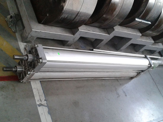 Egy pneumatikus munkahenger is sorra került a karbantartás során