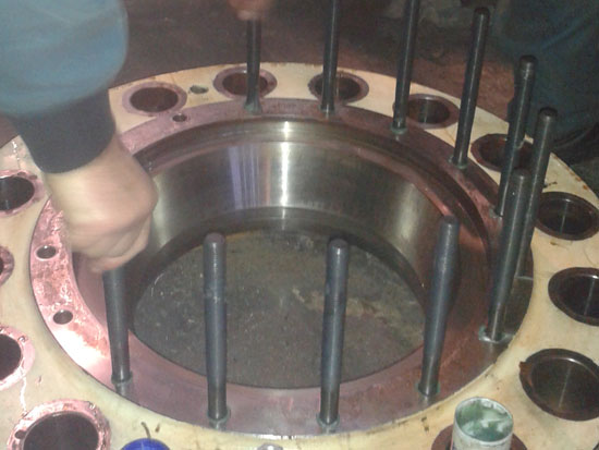 A töltőszelep munkatársaink keze alatt