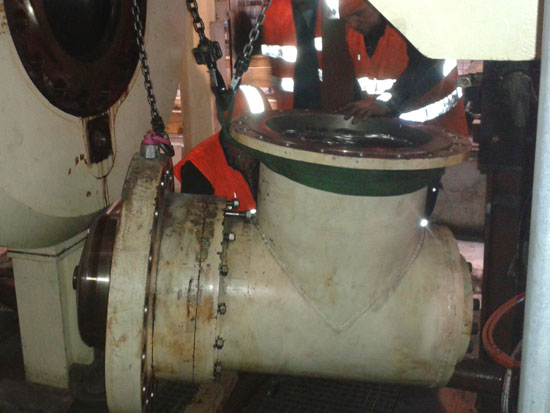 A töltőszelep javítás közben