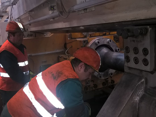 Munkatársaink présbeállítás közben